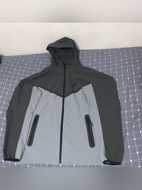 Nike Tech Men's Woven Windrunner Full-Zip Jacket HM7151-065 Size: Small-Tall